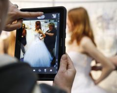 Девушка примеряет свадебное платье