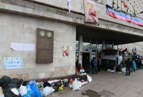 Pro-Russian activists near the Donetsk Regional State Administration