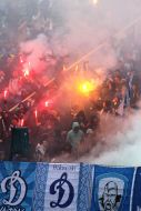 Fans of FC "Dynamo" harness flares