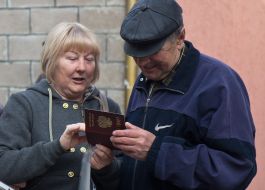 Crimeans hold Russian passport