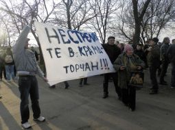 People hold a banner reading "Do not shoot the kramatorchan"