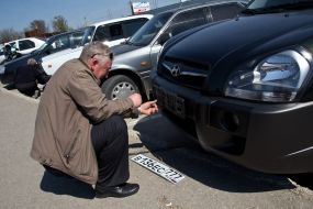 Man changes the Ukrainian automobile license plate on the license plate of the RF