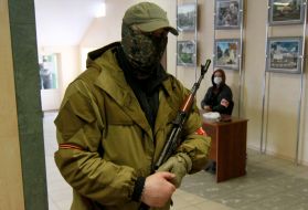 Armed activists "Hold" at the Donetsk City Council