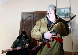 Armed activists "Hold" at the Donetsk City Council