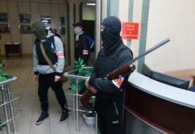 Armed activists "Hold" at the Donetsk City Council