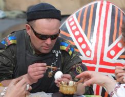 Maidana defense activist paints Easter egg