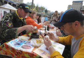 Maidana defense activist paints Easter egg