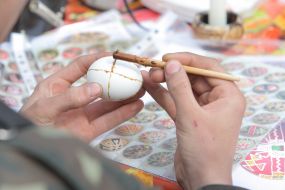 Maidana defense activist paints Easter egg