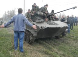 Ukrainian servicemen and local Kramatorsk
