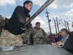 Ukrainian servicemen and local Kramatorsk