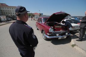 Man changes the Ukrainian automobile license plate on the license plate of the RF