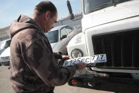 Man changes the Ukrainian automobile license plate on the license plate of the RF