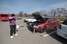 Man changes the Ukrainian automobile license plate on the license plate of the RF