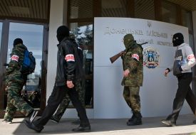 Armed activists "Hold" at the Donetsk City Council