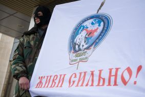 Armed activists "Hold" at the Donetsk City Council