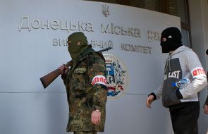 Armed activists "Hold" at the Donetsk City Council