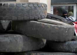 Armed activists "Hold" at the Donetsk City Council