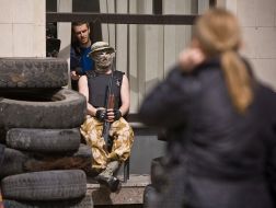 Armed with an activist organization "Hold" on the barricade
