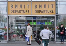 Пассажиры в международном аэропорту "Киев" (Жуляны)