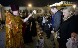 A priest sanctifies easter baskets