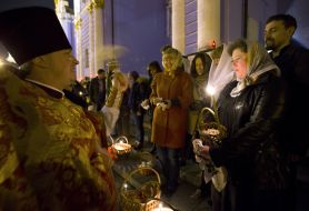 A priest sanctifies easter baskets