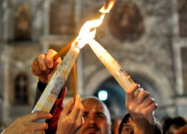 Верующие раздают друг другу Благодатный огонь