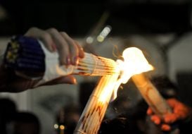 Верующие раздают друг другу Благодатный огонь