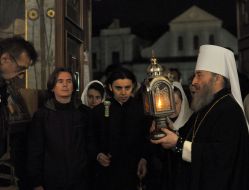 Митрополит Онуфрий держит Благодатный огонь