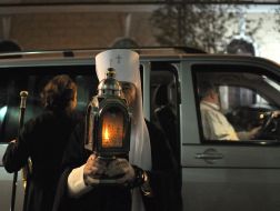 Митрополит Онуфрий держит Благодатный огонь