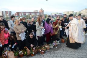 The priest blesses Easter baskets