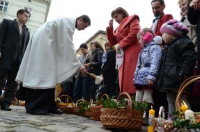 The priest blesses Easter baskets