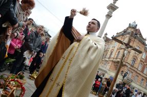 The priest blesses Easter baskets