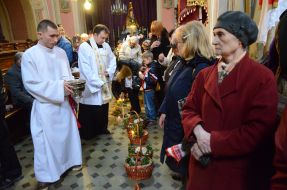 The priest blesses Easter baskets