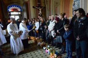 The priest blesses Easter baskets