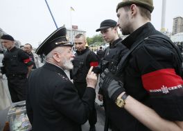 Активисты "Правого сектора" и ветеран