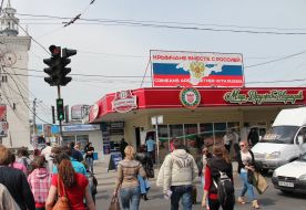 Люди идут по пешеходному переходу