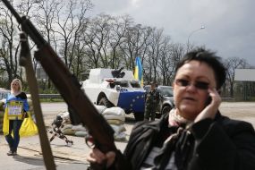 Женщина держит автомат