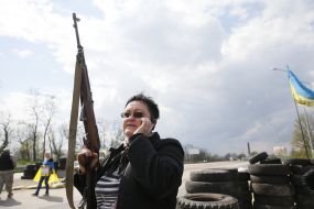 Женщина держит автомат