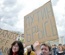 Женщина с плакатом