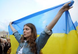 Девушка с флагом