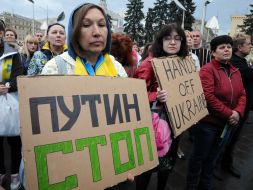 Женщины с плакатами