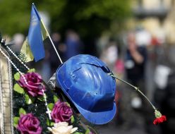 Квіти та розбита каска