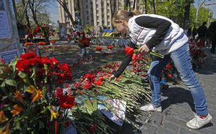 Дівчина покладає квіти