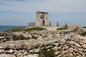 Сигнальный колокол на территории заповедника "Херсонес Таврический"