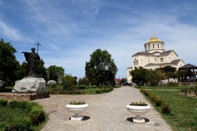 Памятник Андрею Первозванному и собор Св.Владимира
