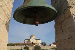 Сигнальный колокол на территории заповедника "Херсонес Таврический"