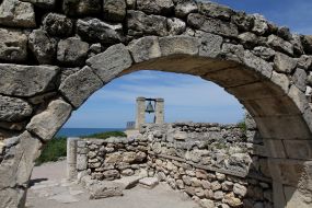 Сигнальный колокол на территории заповедника "Херсонес Таврический"