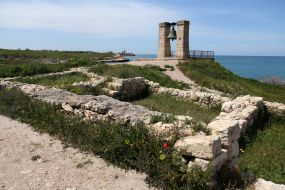 Сигнальный колокол на территории заповедника "Херсонес Таврический"