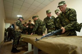 Військовослужбовці у військоматі