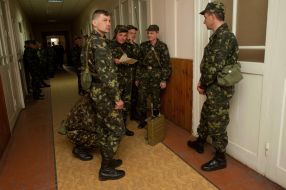 Військовослужбовці у військоматі